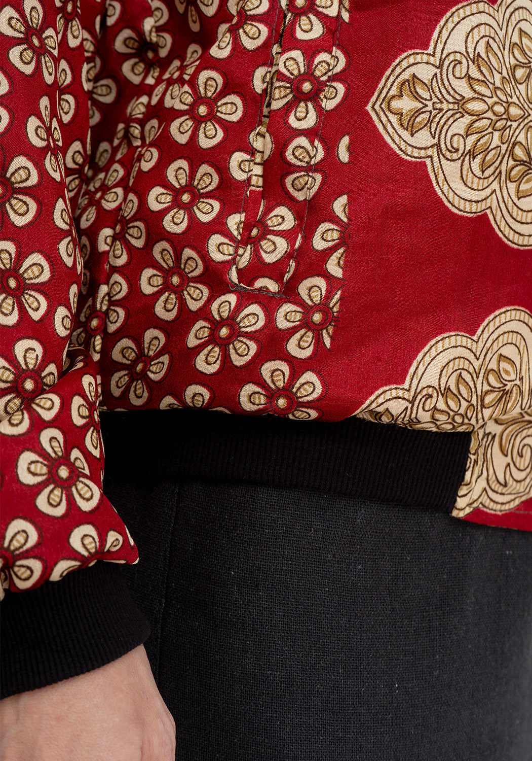 Purpur Erbe – Wende-Bomberjacke aus Vintage Sari