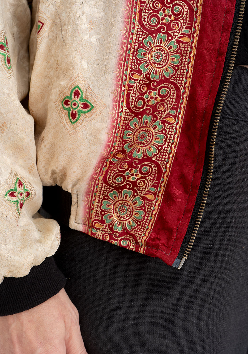 Purpur Erbe – Wende-Bomberjacke aus Vintage Sari