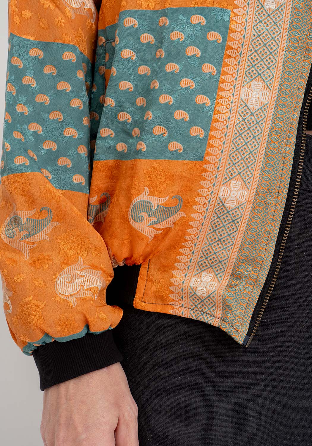 Sonnenuntergang Mosaik – Wendejacke aus Upcycling Sari