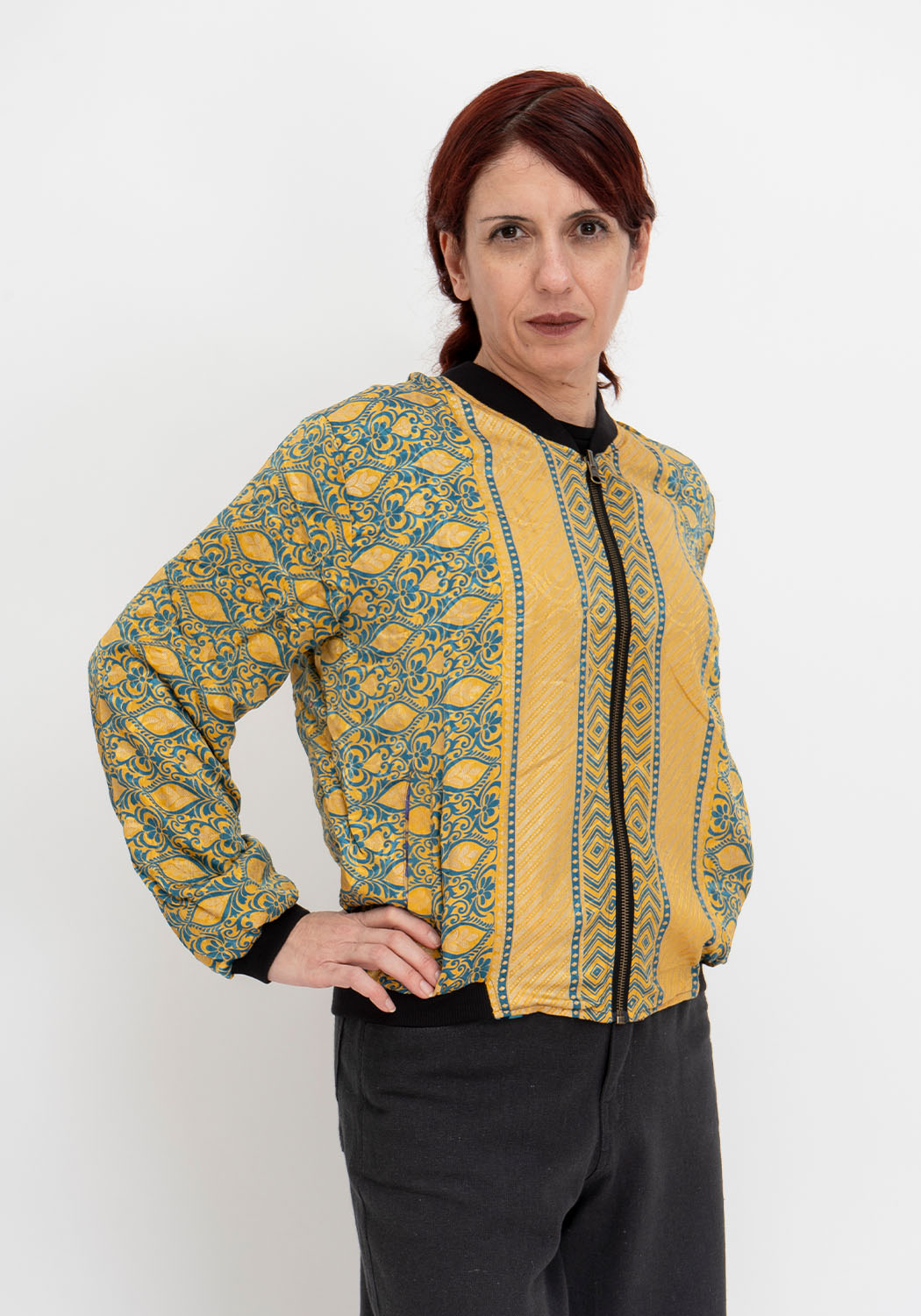 Goldene Strömung – Wende-Bomberjacke aus Sari Textilien