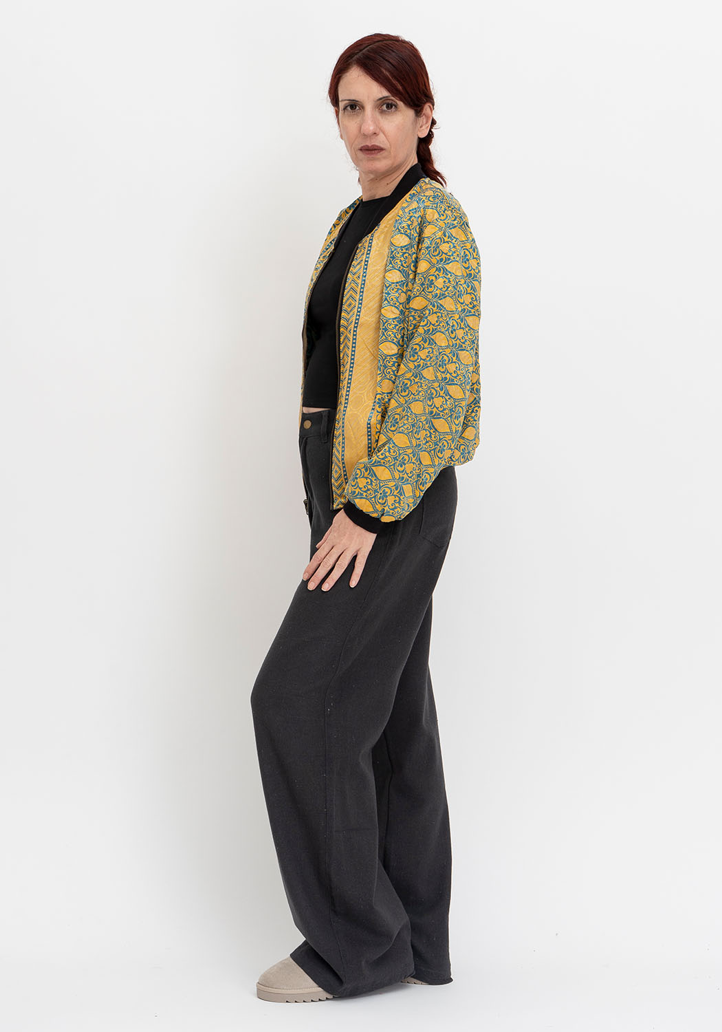 Goldene Strömung – Wende-Bomberjacke aus Sari Textilien