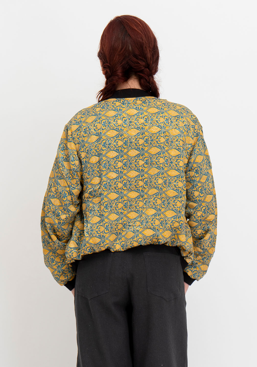 Goldene Strömung – Wende-Bomberjacke aus Sari Textilien