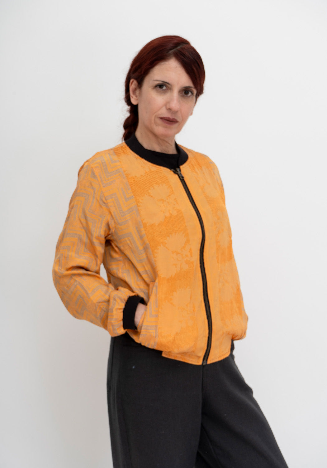 Bernstein Mirage – Wende-Bomberjacke aus Upcycling Sari