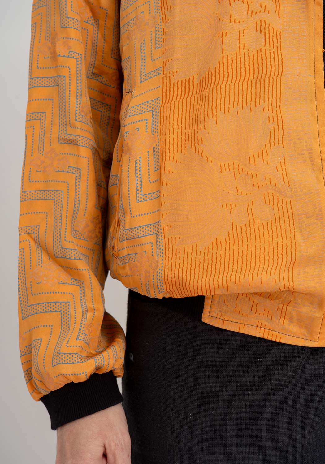 Bernstein Mirage – Wende-Bomberjacke aus Upcycling Sari