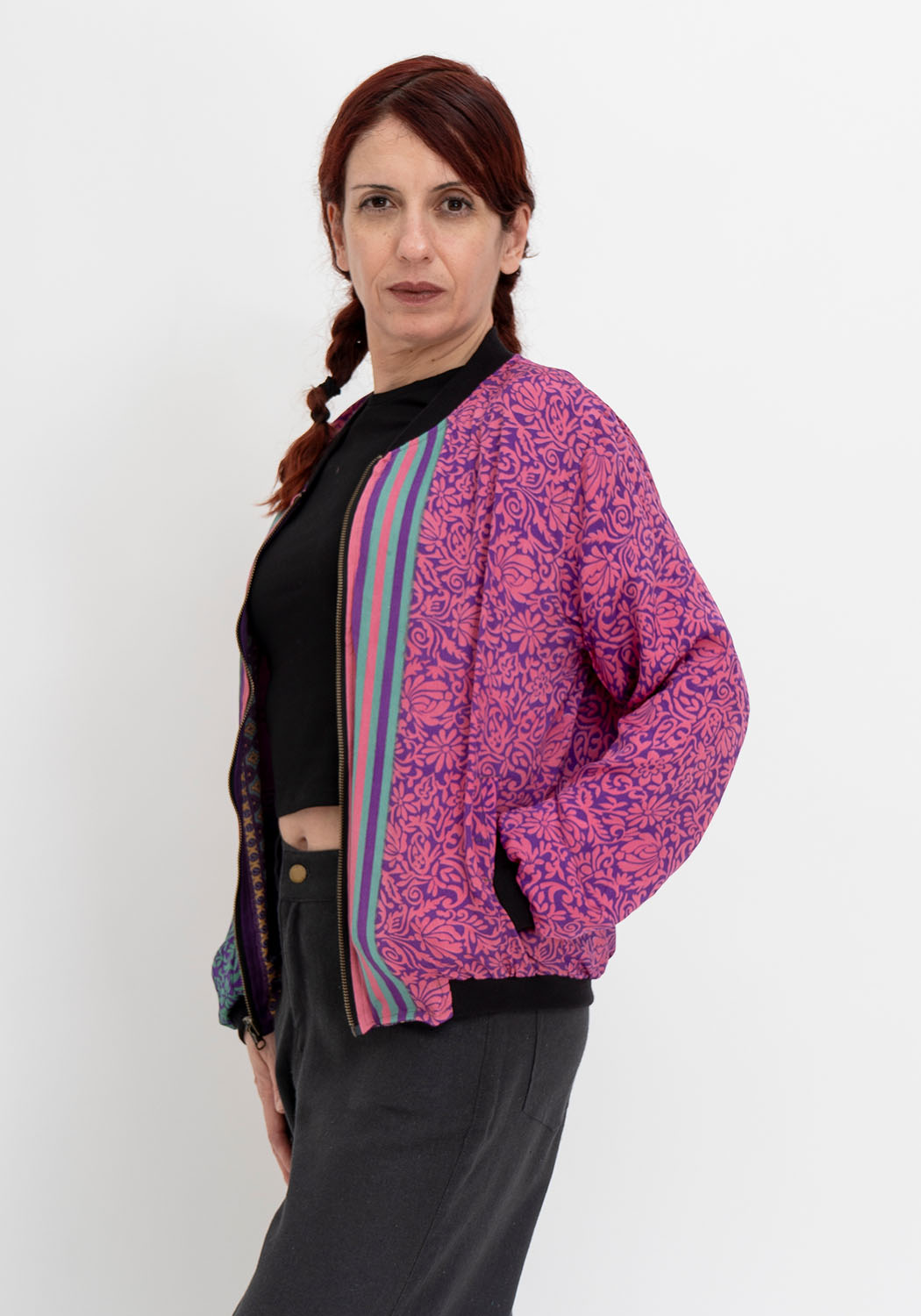 Violette Karawane – Wende-Bomberjacke aus Vintage Sari