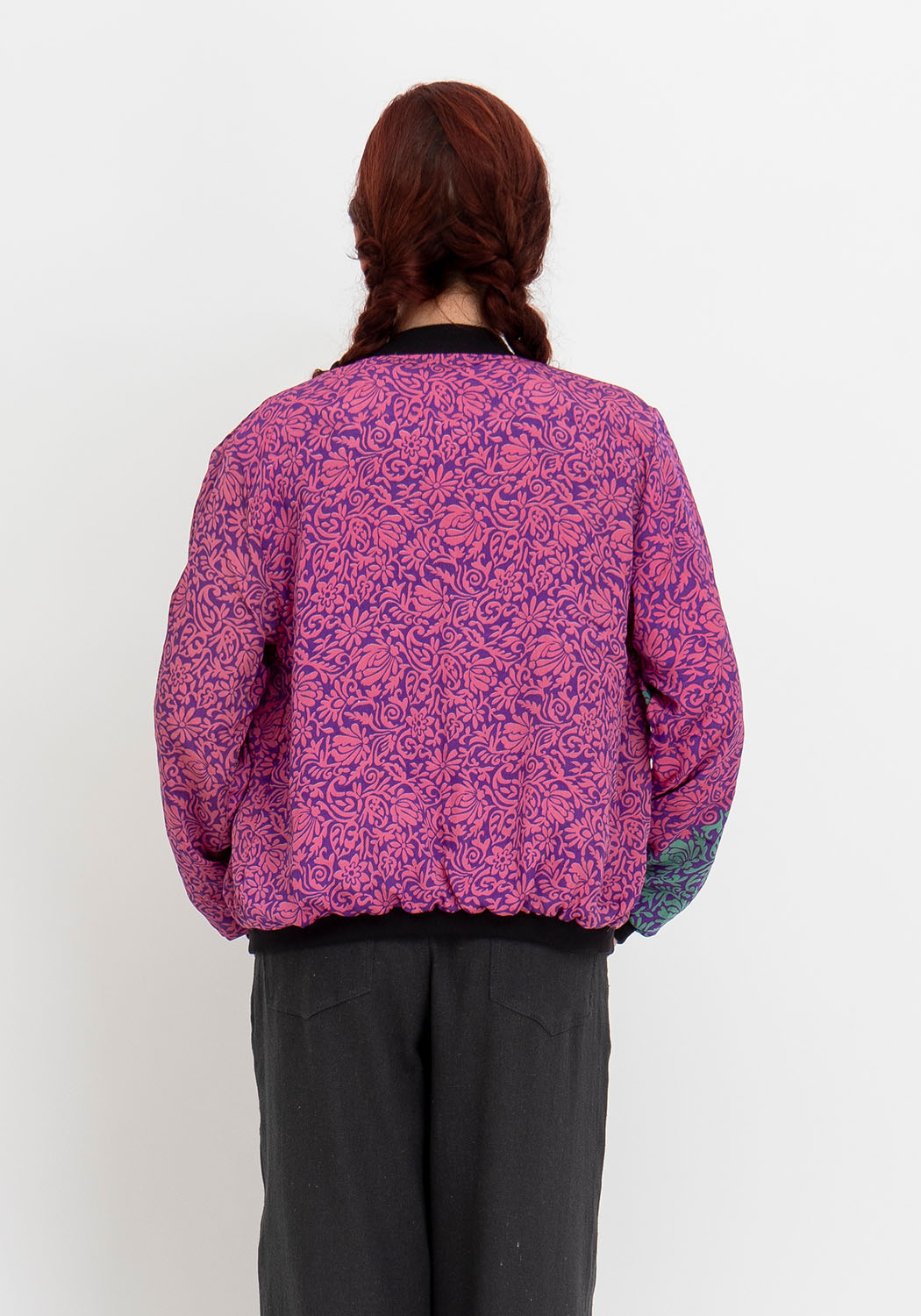 Violette Karawane – Wende-Bomberjacke aus Vintage Sari
