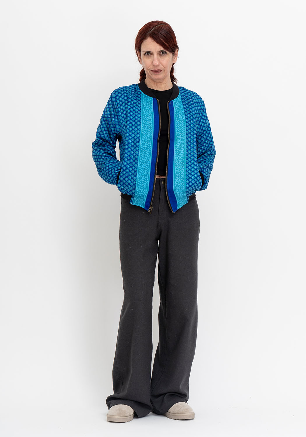 Indigo Passage – Wende-Bomberjacke aus traditionellen Sari Stoffen
