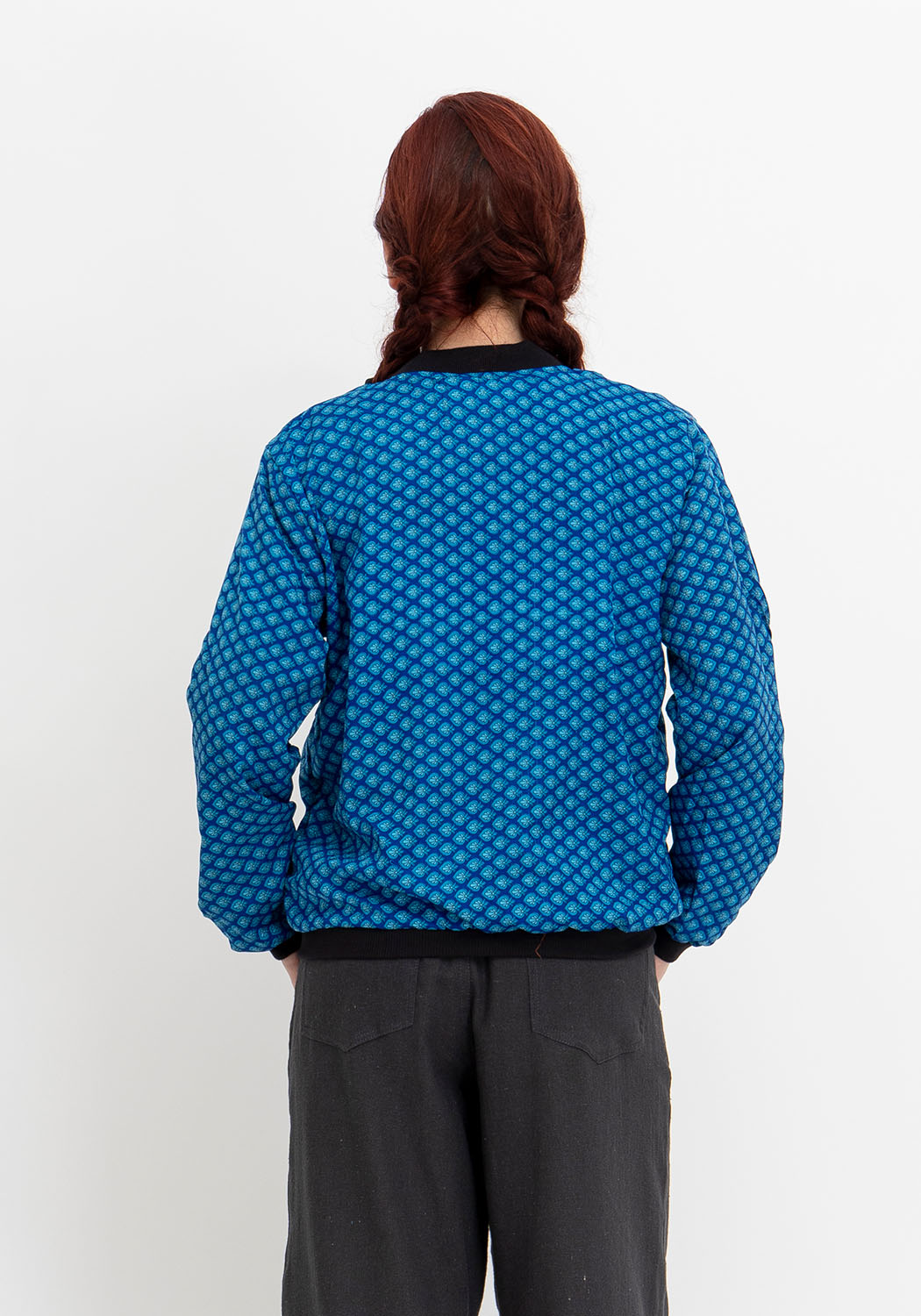 Indigo Passage – Wende-Bomberjacke aus traditionellen Sari Stoffen