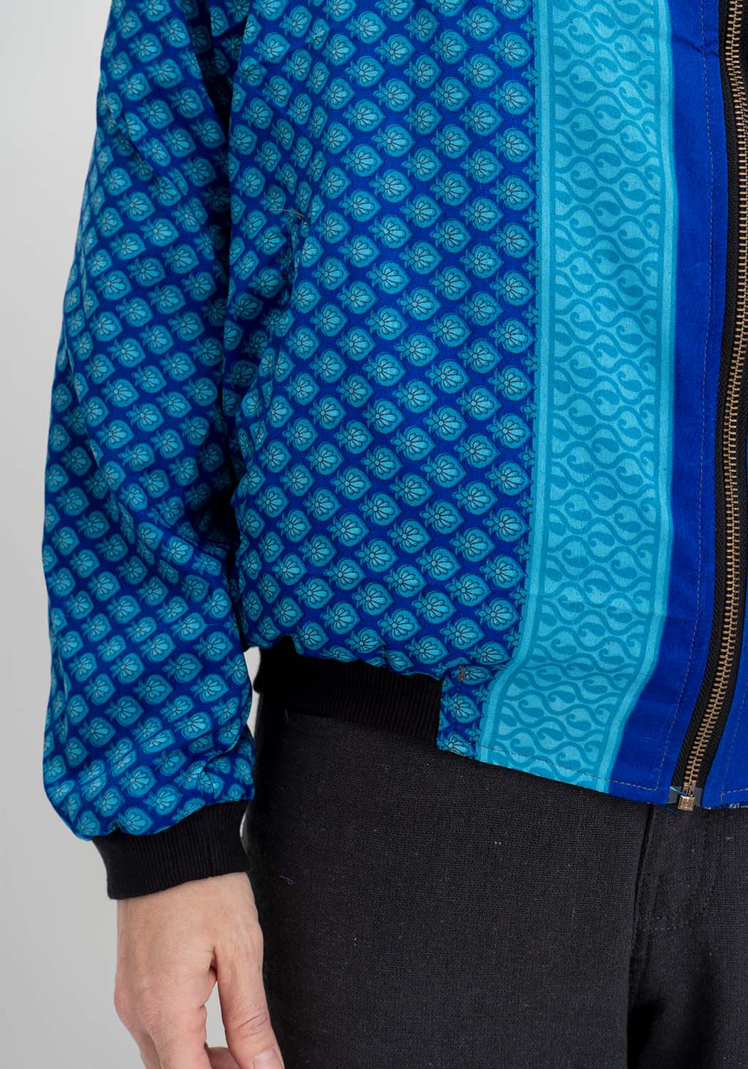 Indigo Passage – Wende-Bomberjacke aus traditionellen Sari Stoffen