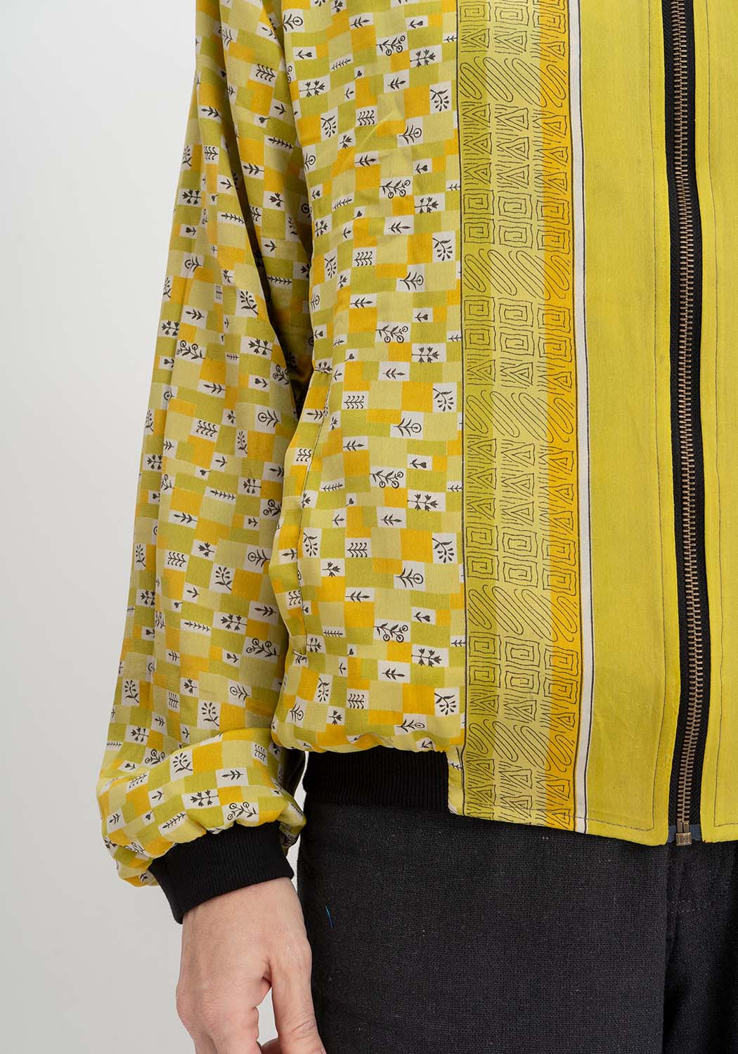 Wüsten Echo – Wende-Bomberjacke aus Vintage Sari