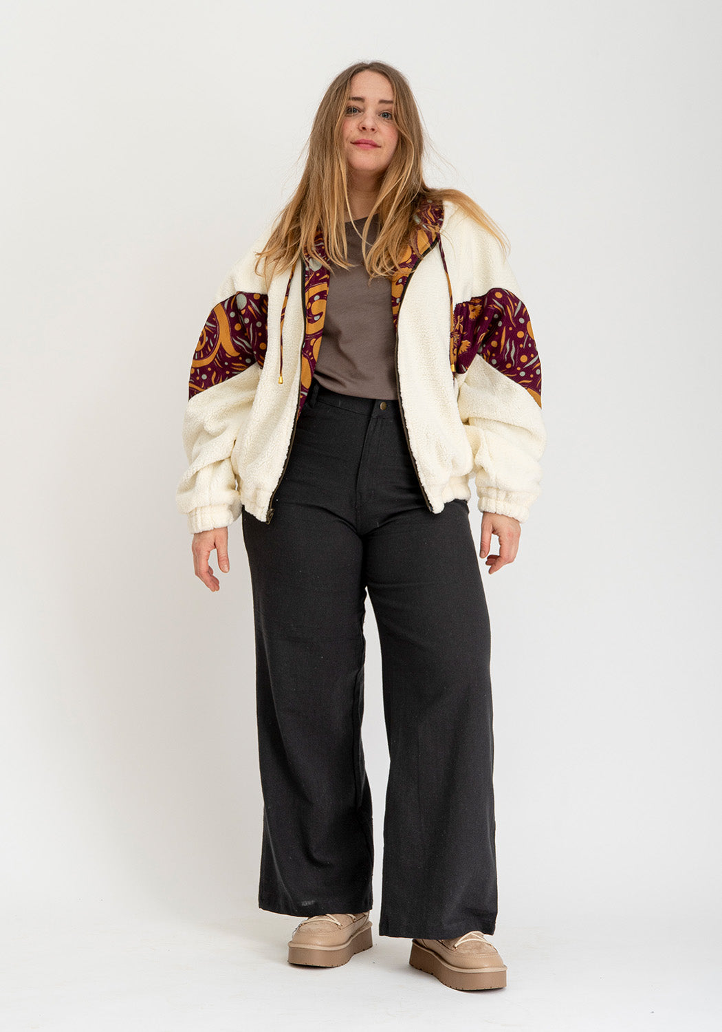 Pflaumen-Sonnenrad – Oversize Wende-Sari-Jacke mit Teddy & Kapuze