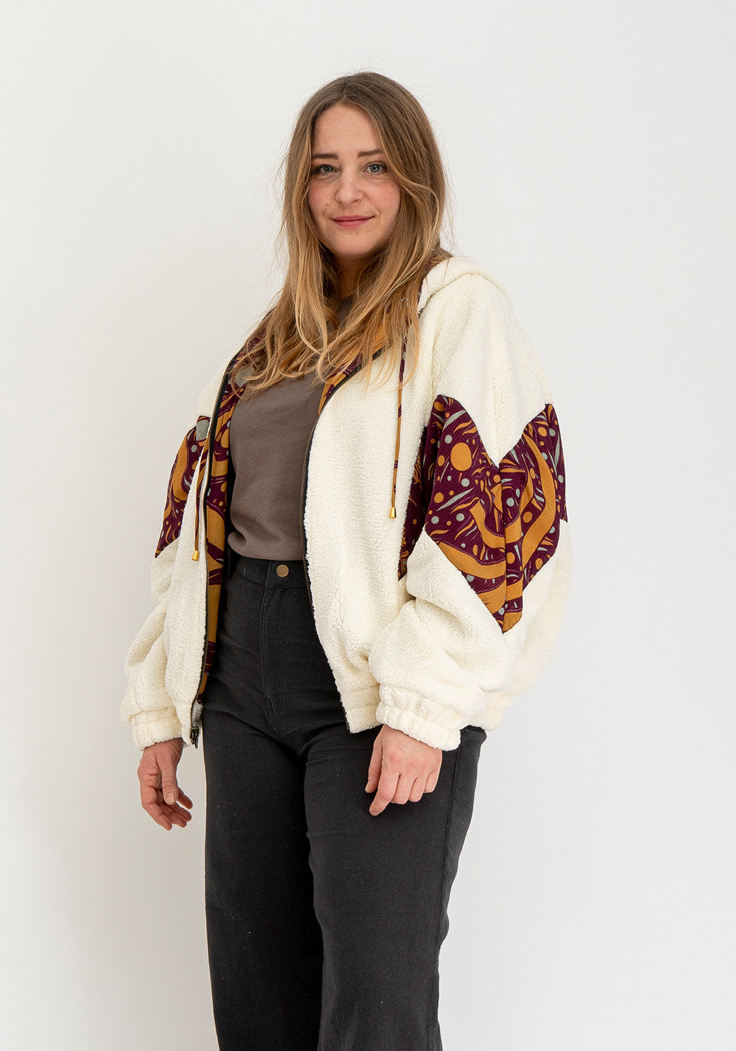 Pflaumen-Sonnenrad – Oversize Wende-Sari-Jacke mit Teddy & Kapuze