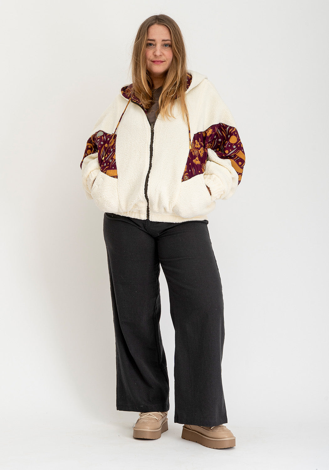 Pflaumen-Sonnenrad – Oversize Wende-Sari-Jacke mit Teddy & Kapuze