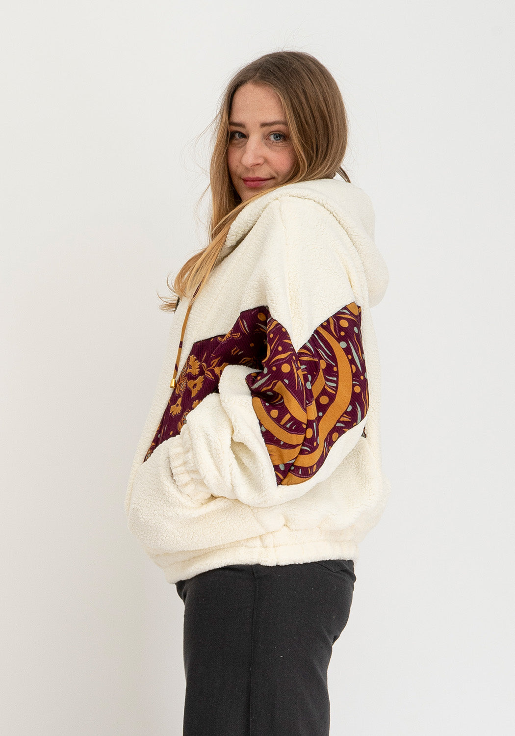 Pflaumen-Sonnenrad – Oversize Wende-Sari-Jacke mit Teddy & Kapuze