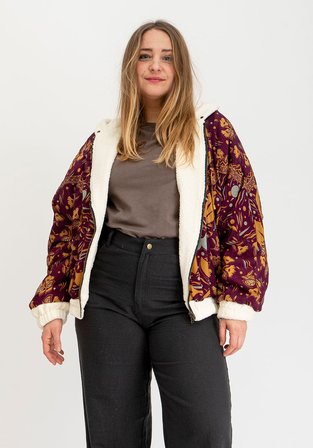 Pflaumen-Sonnenrad – Oversize Wende-Sari-Jacke mit Teddy &amp; Kapuze