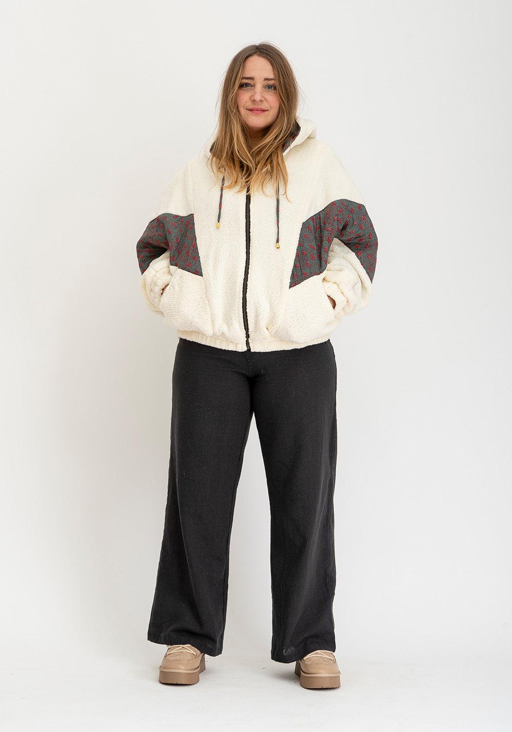 Graue Blüten – Wendejacke aus Teddy & Sari mit Kapuze (Unikat)
