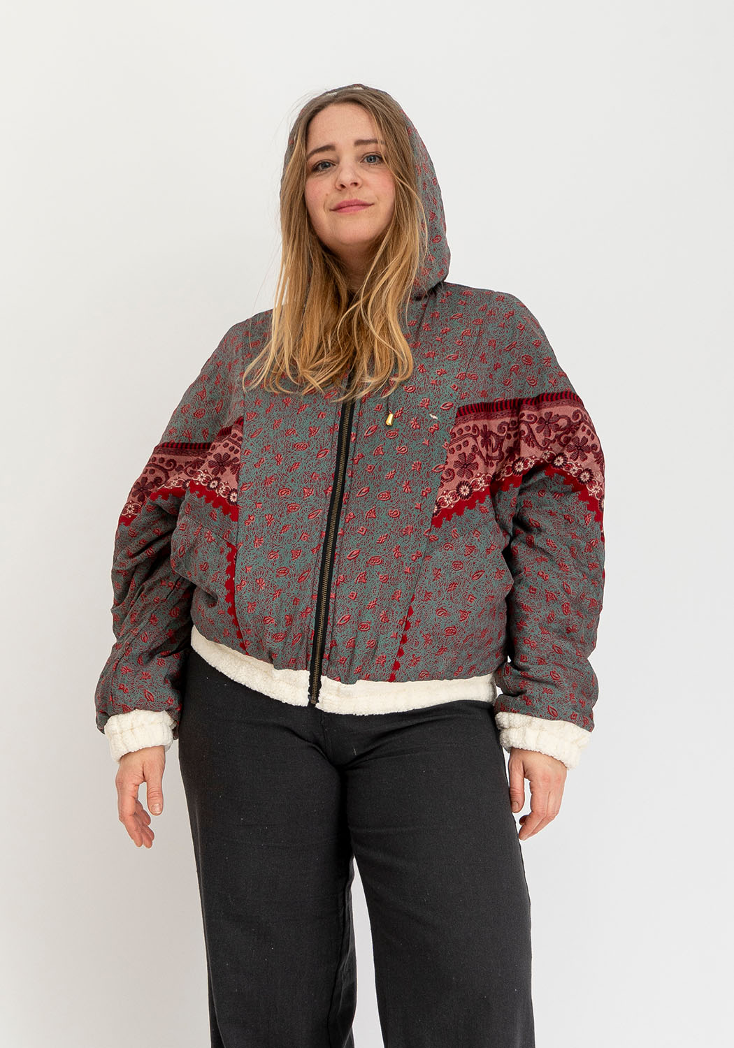 Graue Blüten – Wendejacke aus Teddy & Sari mit Kapuze (Unikat)