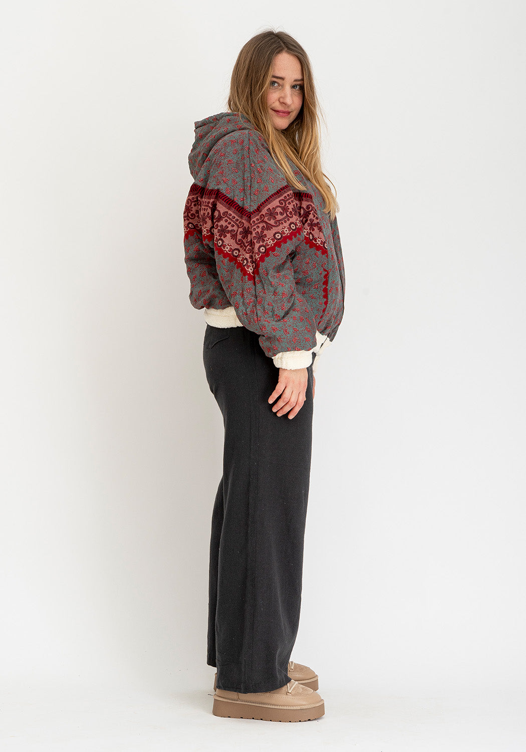 Graue Blüten – Wendejacke aus Teddy & Sari mit Kapuze (Unikat)