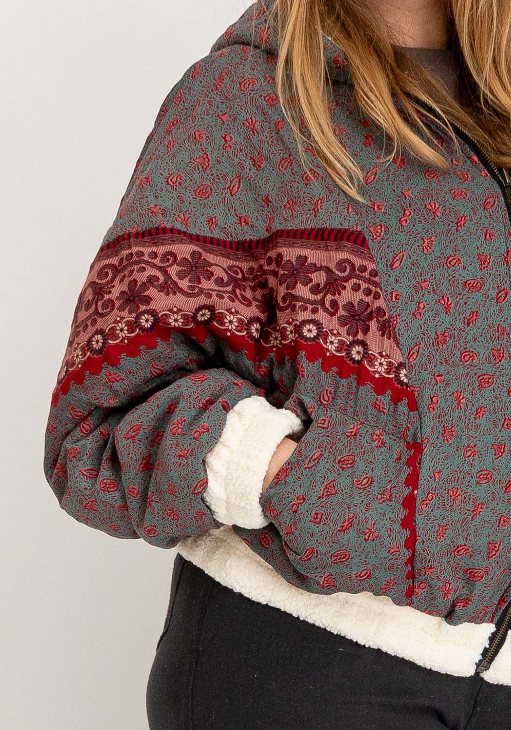 Graue Blüten – Wendejacke aus Teddy &amp; Sari mit Kapuze (Unikat)