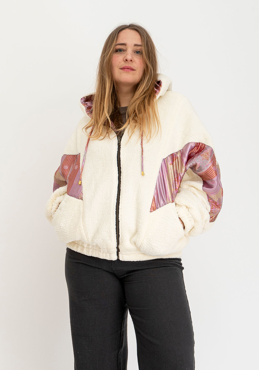 Flieder Tagtraum – Oversize Wende-Teddyjacke mit Kapuze & Sari-Seite
