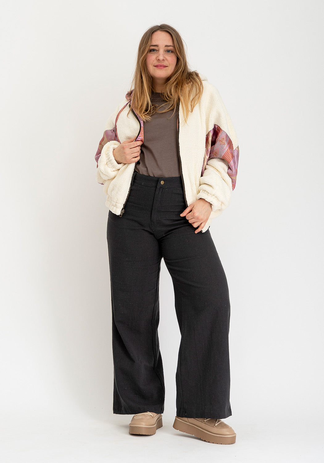 Flieder Tagtraum – Oversize Wende-Teddyjacke mit Kapuze & Sari-Seite
