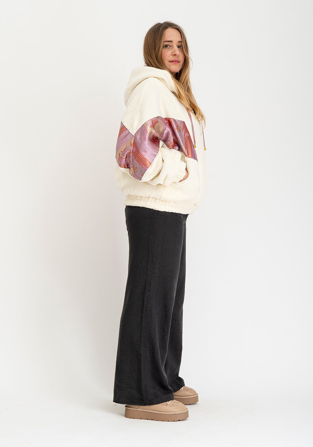 Flieder Tagtraum – Oversize Wende-Teddyjacke mit Kapuze & Sari-Seite
