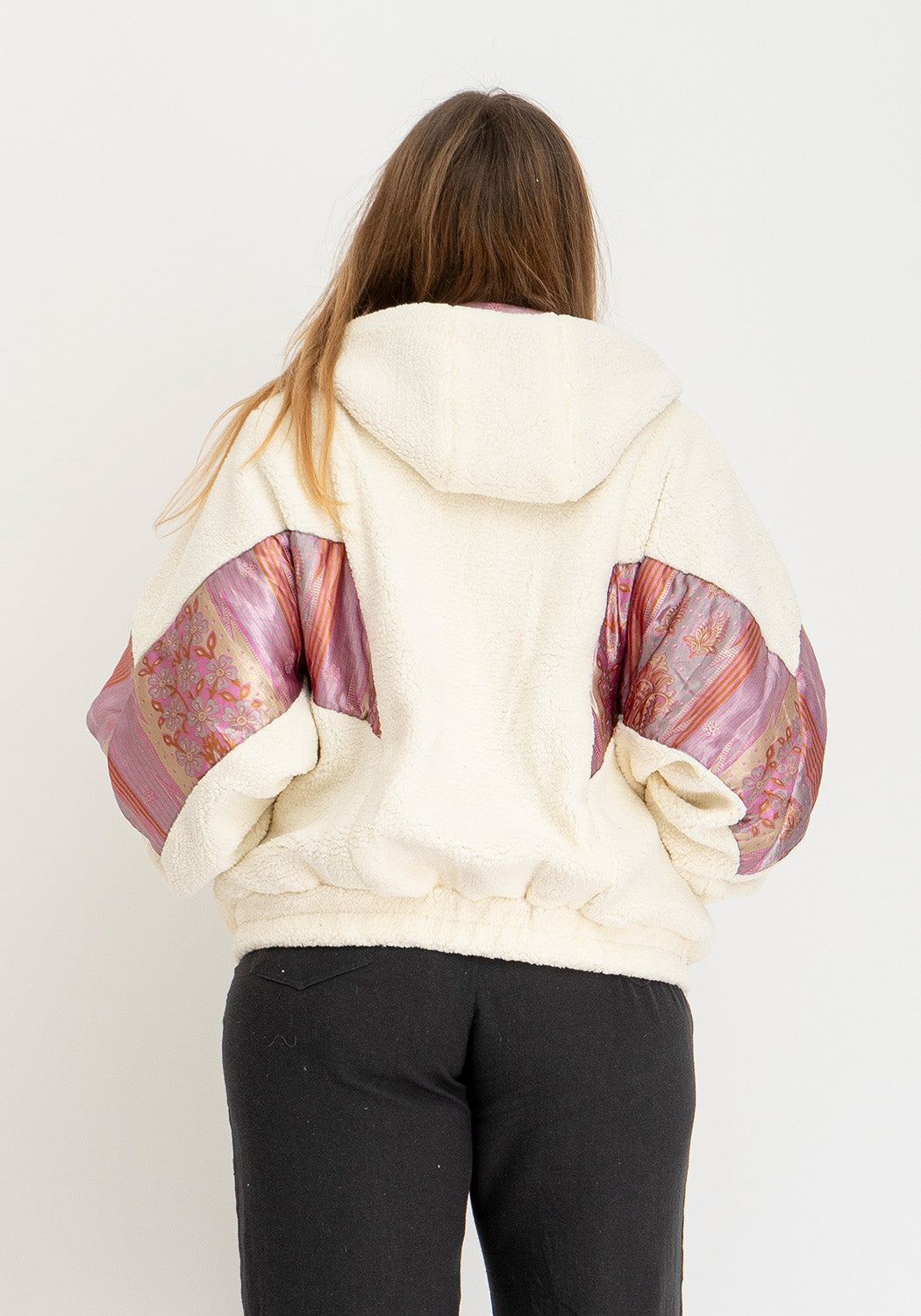 Flieder Tagtraum – Oversize Wende-Teddyjacke mit Kapuze & Sari-Seite
