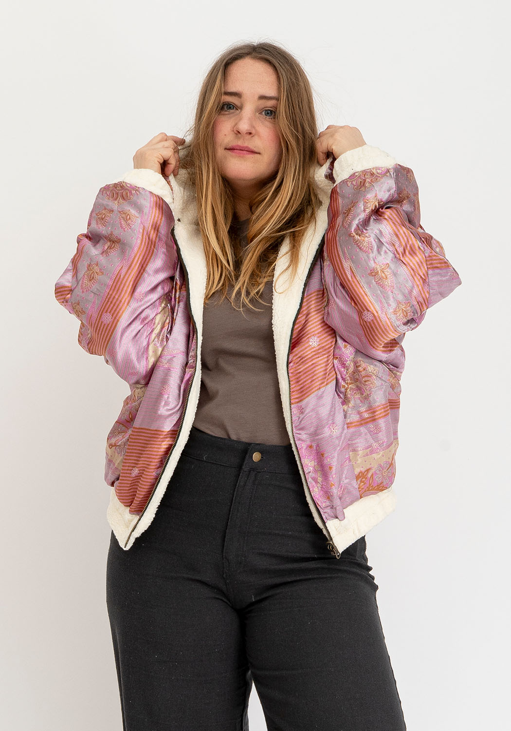 Flieder Tagtraum – Oversize Wende-Teddyjacke mit Kapuze & Sari-Seite