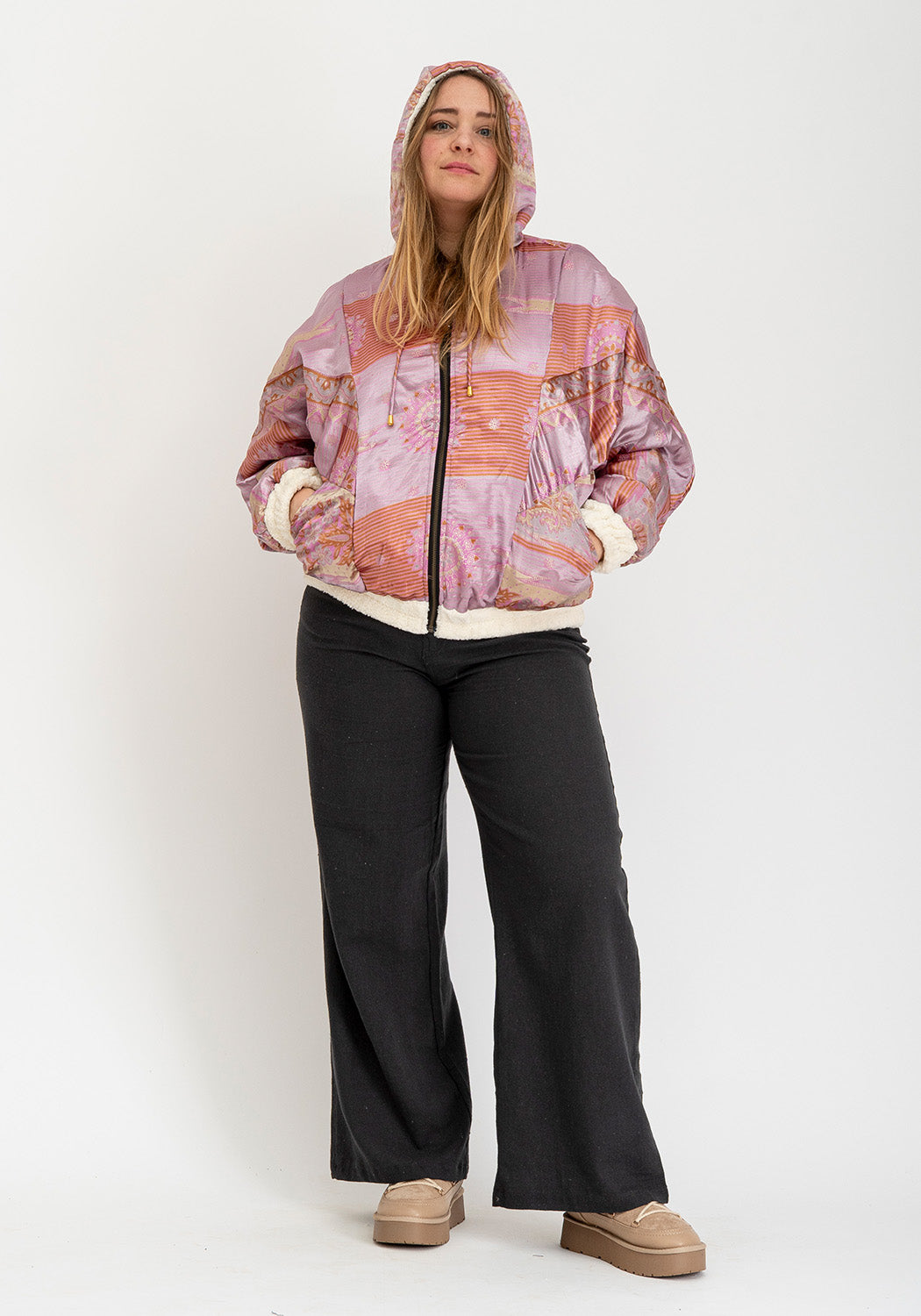 Flieder Tagtraum – Oversize Wende-Teddyjacke mit Kapuze &amp; Sari-Seite