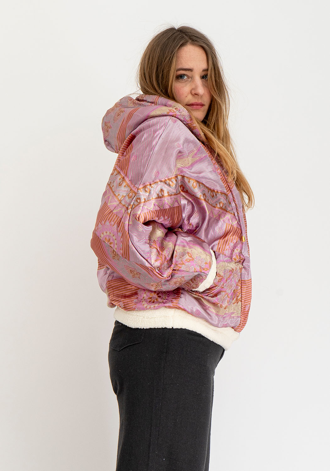 Flieder Tagtraum – Oversize Wende-Teddyjacke mit Kapuze &amp; Sari-Seite
