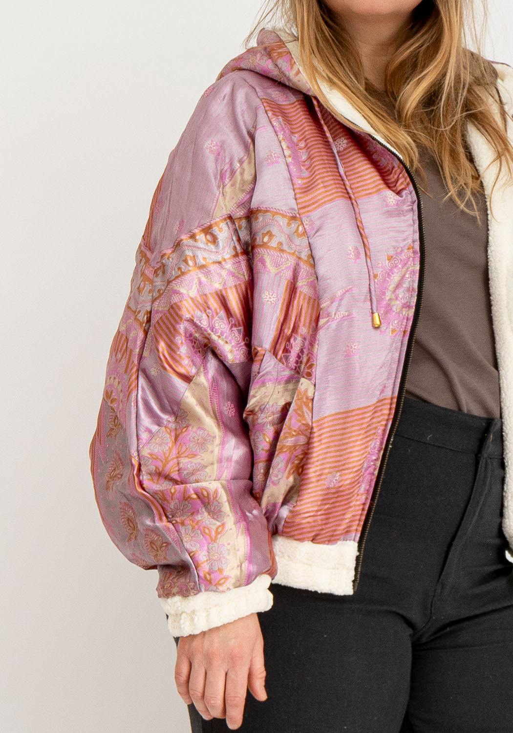 Flieder Tagtraum – Oversize Wende-Teddyjacke mit Kapuze &amp; Sari-Seite