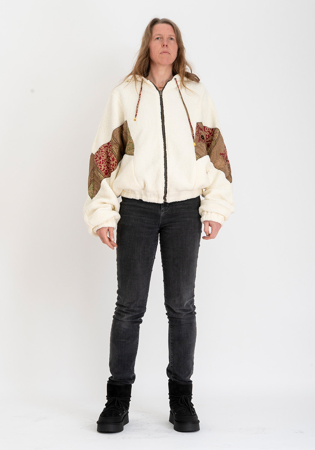 Erdiges Patchwork – Wende-Teddyjacke mit Kapuze & Oliv-Sari-Mosaik