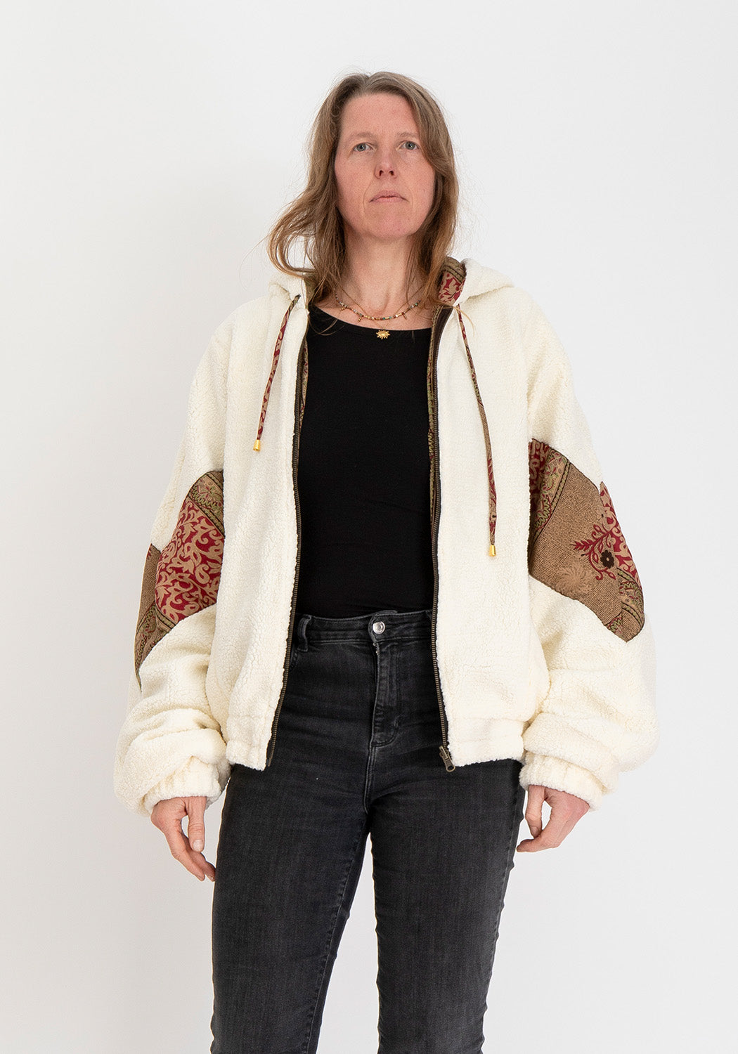 Erdiges Patchwork – Wende-Teddyjacke mit Kapuze & Oliv-Sari-Mosaik