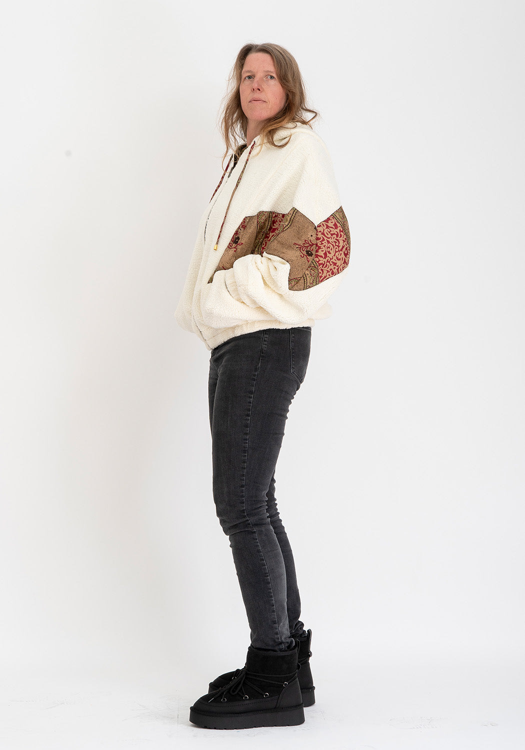 Erdiges Patchwork – Wende-Teddyjacke mit Kapuze & Oliv-Sari-Mosaik