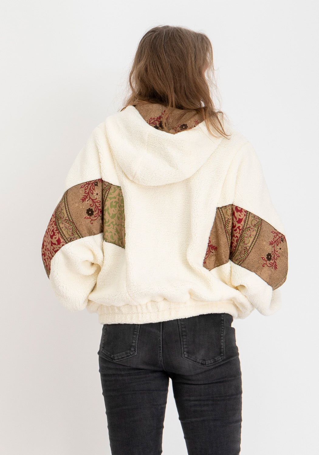 Erdiges Patchwork – Wende-Teddyjacke mit Kapuze & Oliv-Sari-Mosaik