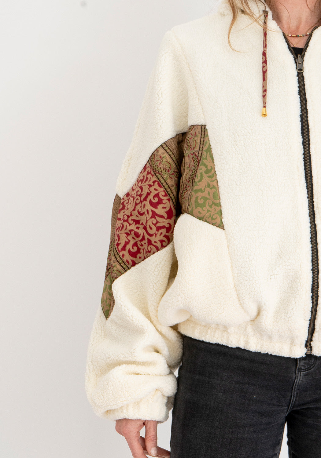 Erdiges Patchwork – Wende-Teddyjacke mit Kapuze & Oliv-Sari-Mosaik