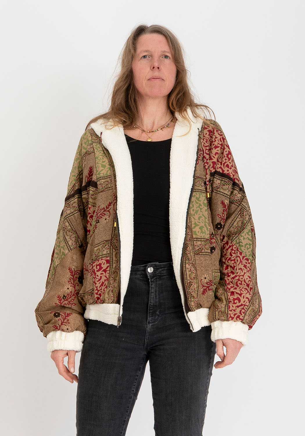 Erdiges Patchwork – Wende-Teddyjacke mit Kapuze & Oliv-Sari-Mosaik