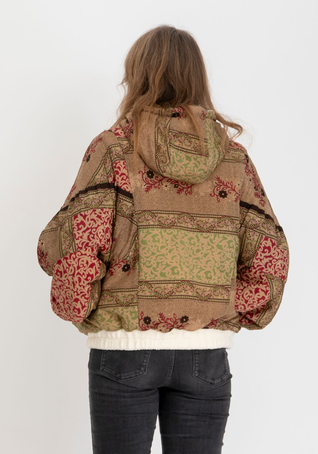 Erdiges Patchwork – Wende-Teddyjacke mit Kapuze &amp; Oliv-Sari-Mosaik