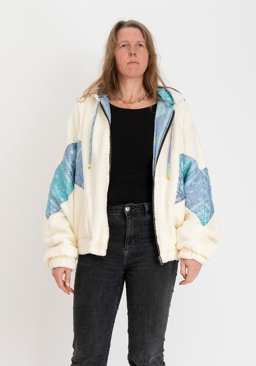 Himmelsblätter – Wende-Oversize Teddyjacke mit Kapuze (Blaue Sari-Seite)