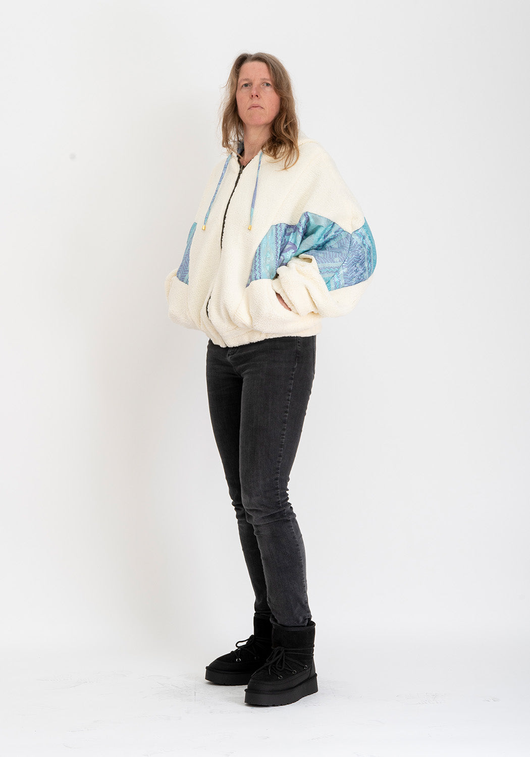 Himmelsblätter – Wende-Oversize Teddyjacke mit Kapuze (Blaue Sari-Seite)