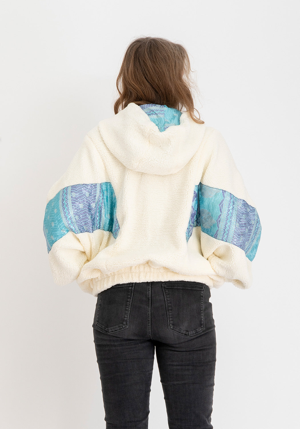 Himmelsblätter – Wende-Oversize Teddyjacke mit Kapuze (Blaue Sari-Seite)
