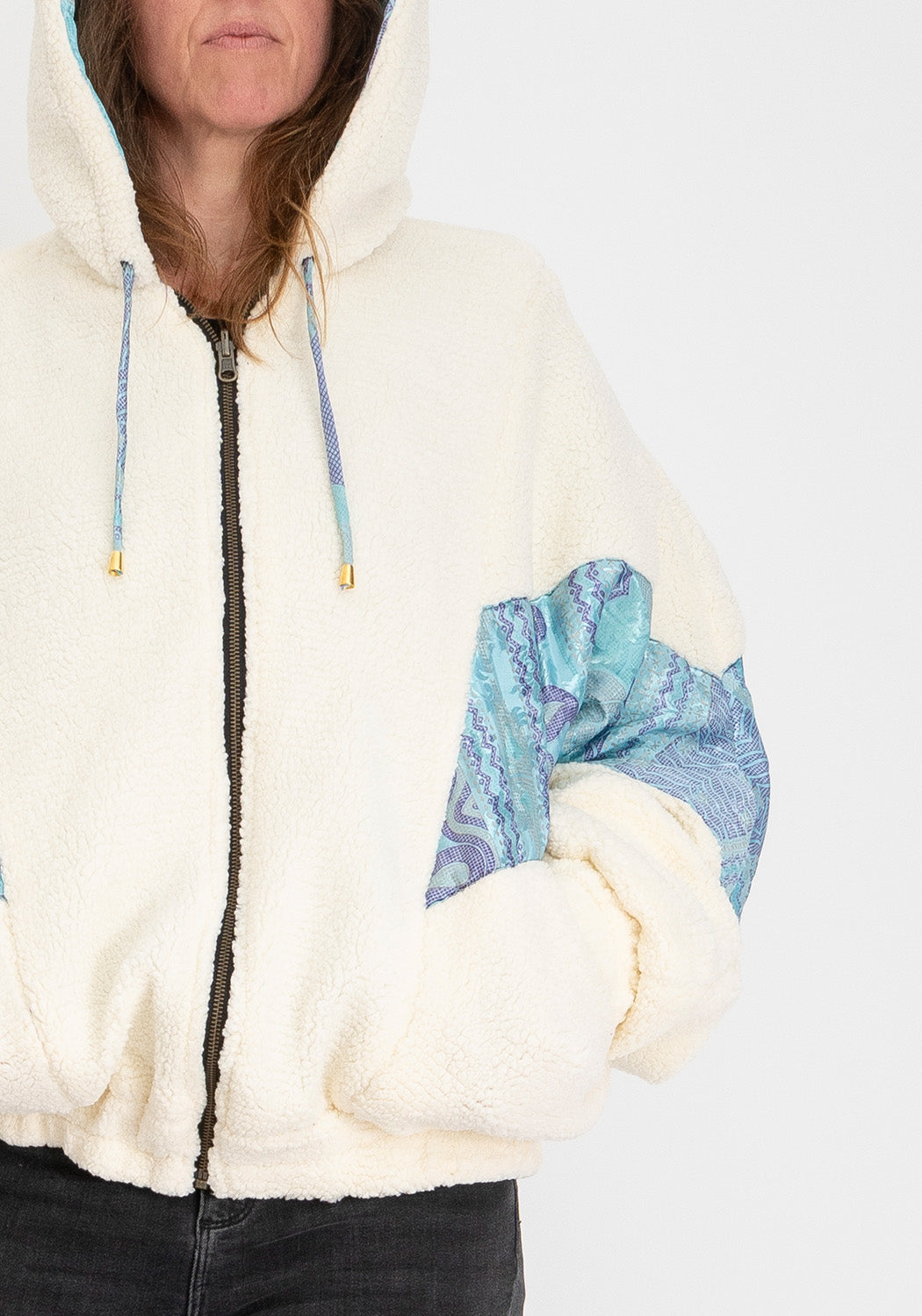Himmelsblätter – Wende-Oversize Teddyjacke mit Kapuze (Blaue Sari-Seite)