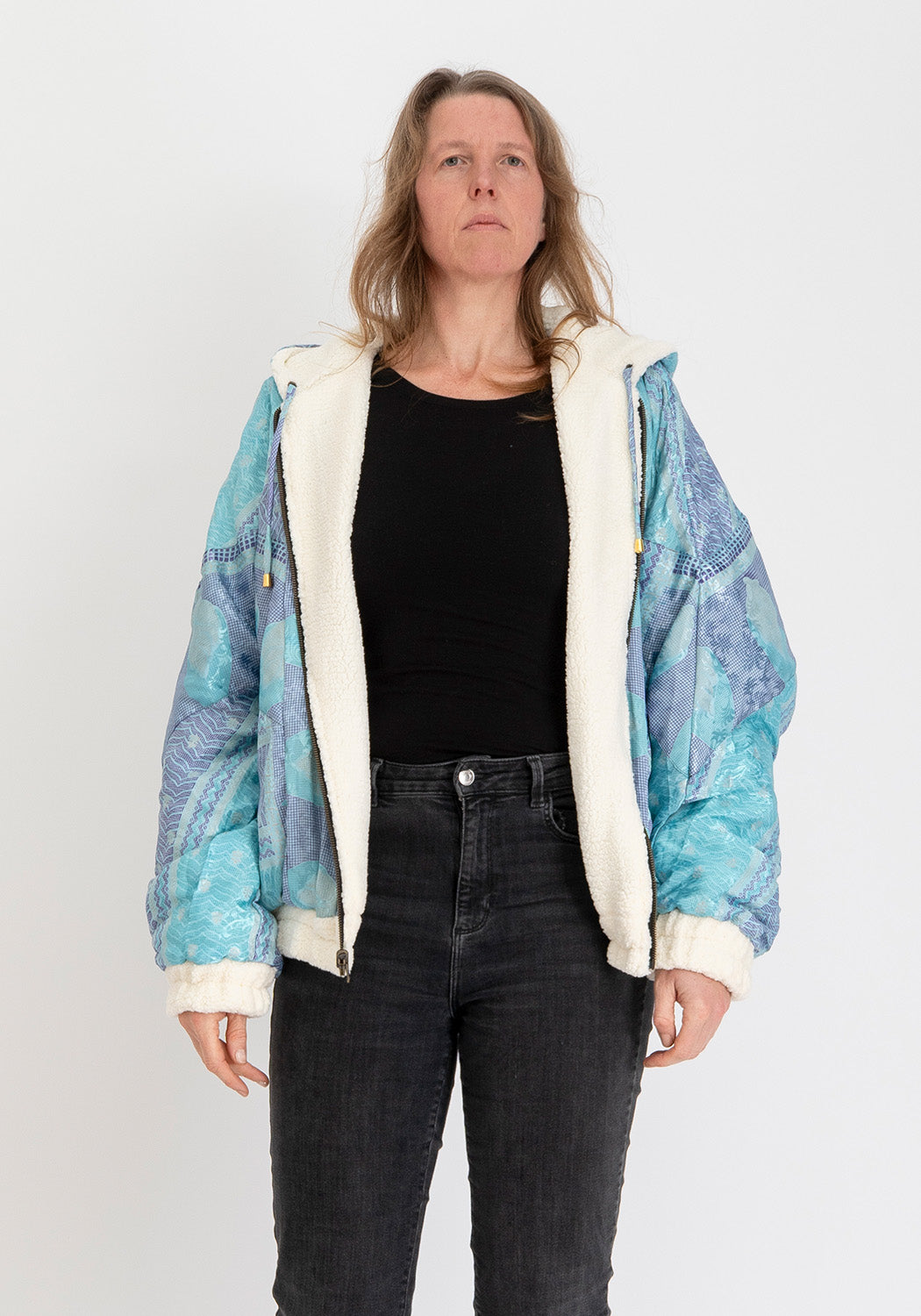 Himmelsblätter – Wende-Oversize Teddyjacke mit Kapuze (Blaue Sari-Seite)