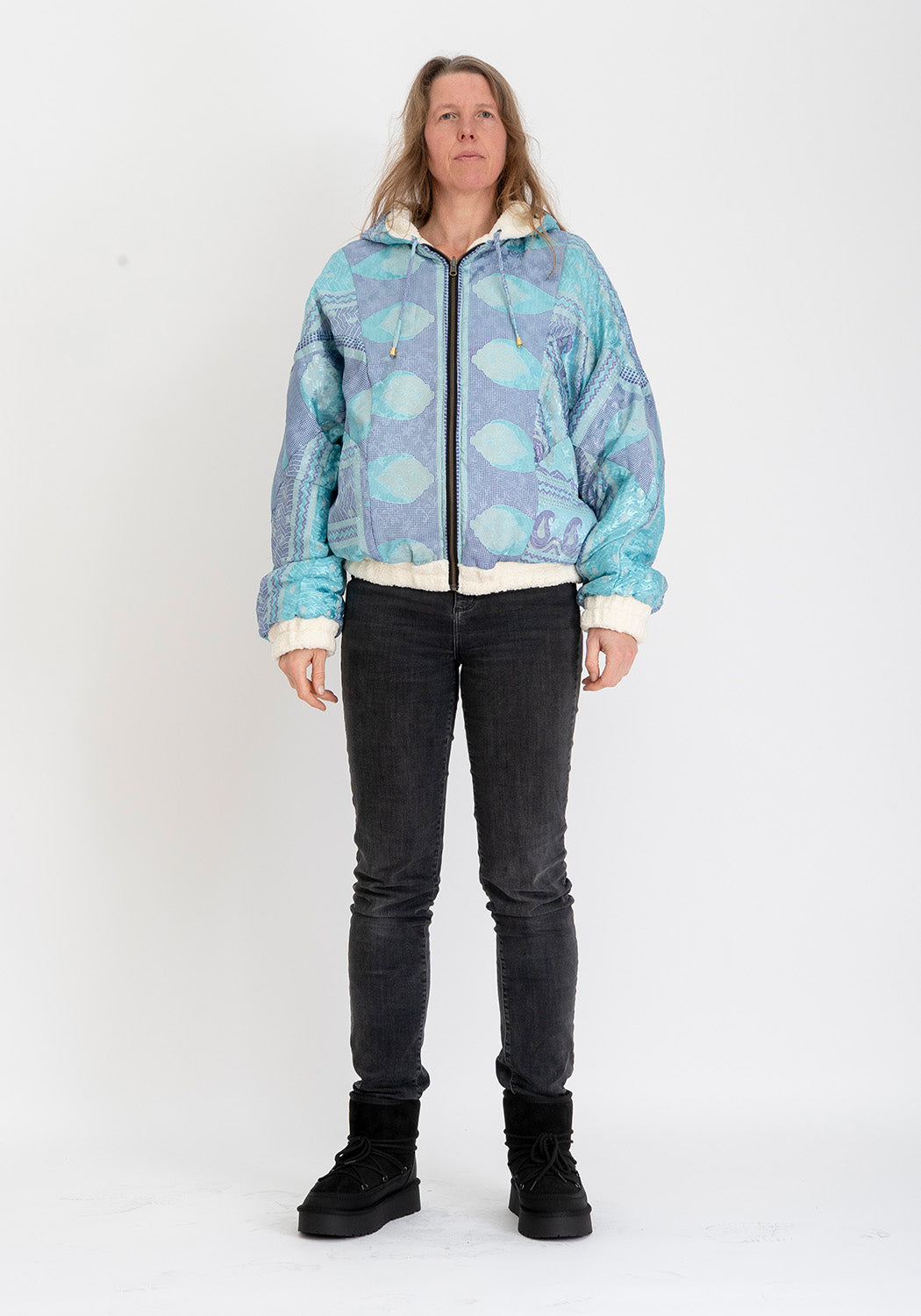 Himmelsblätter – Wende-Oversize Teddyjacke mit Kapuze (Blaue Sari-Seite)