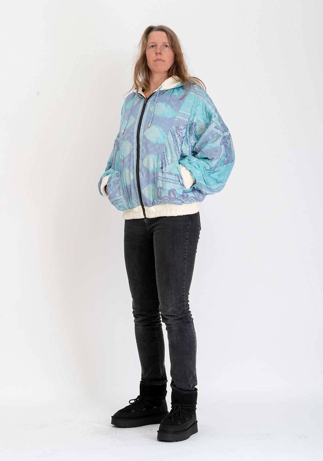 Himmelsblätter – Wende-Oversize Teddyjacke mit Kapuze (Blaue Sari-Seite)