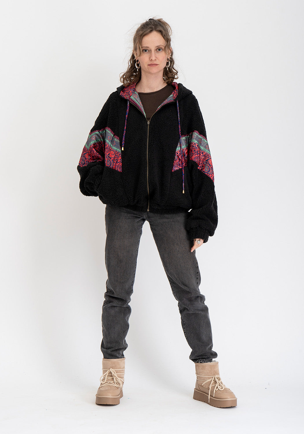 Mitternachtskontrast – Oversize Wendejacke aus Teddy & Sari