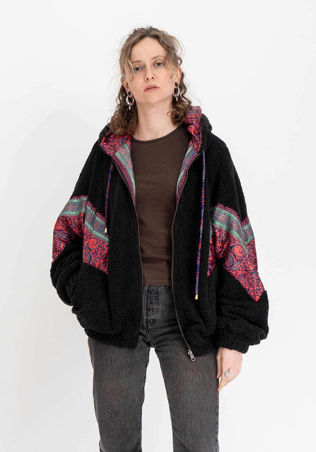 Mitternachtskontrast – Oversize Wendejacke aus Teddy & Sari