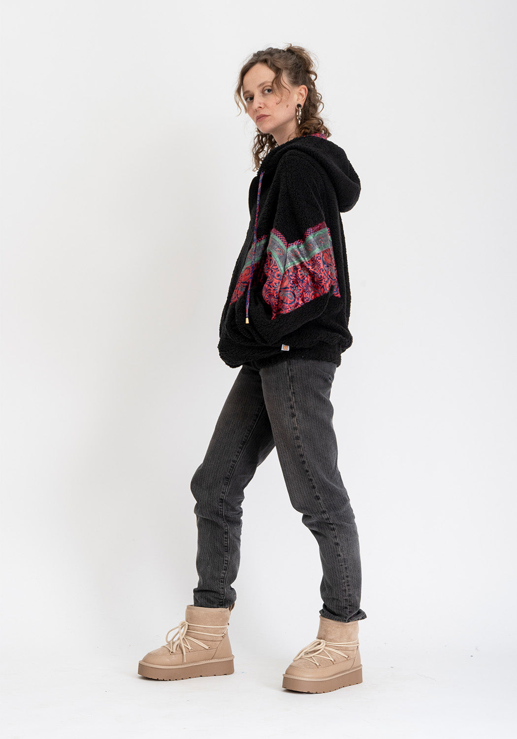 Mitternachtskontrast – Oversize Wendejacke aus Teddy & Sari