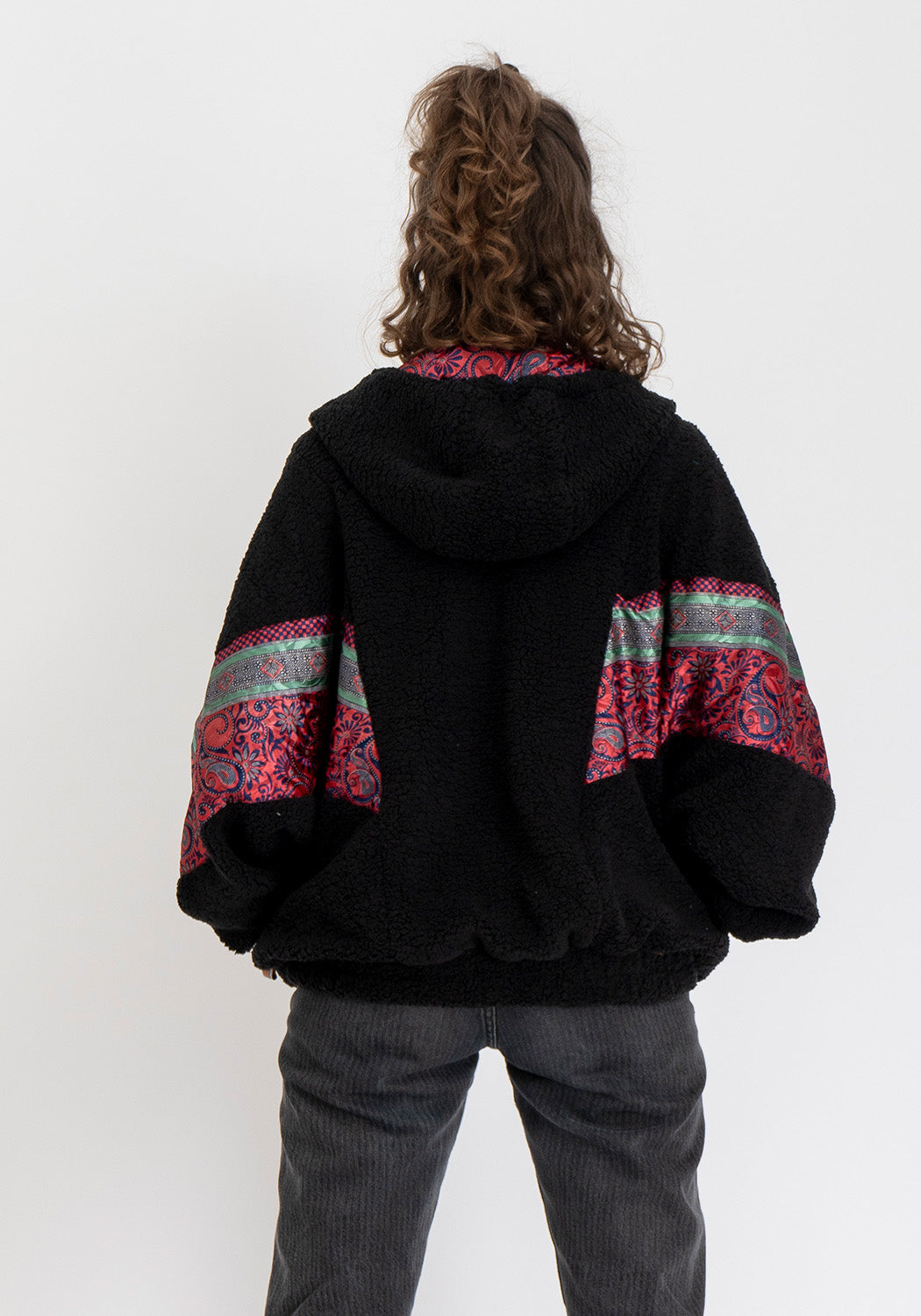 Mitternachtskontrast – Oversize Wendejacke aus Teddy & Sari