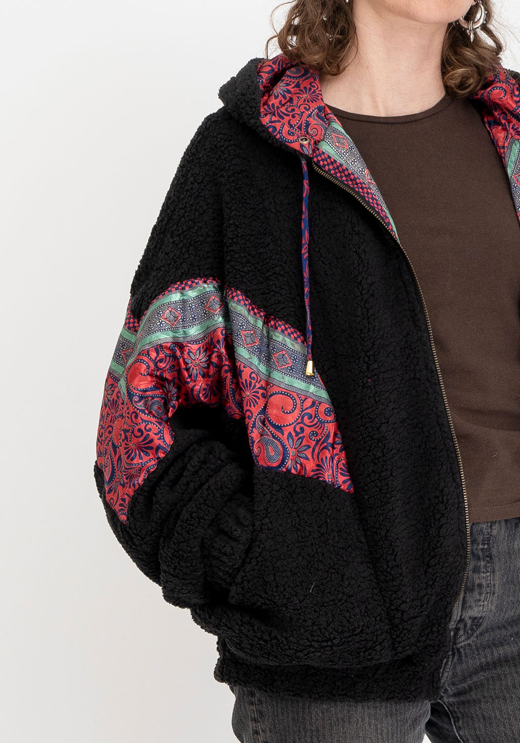 Mitternachtskontrast – Oversize Wendejacke aus Teddy & Sari